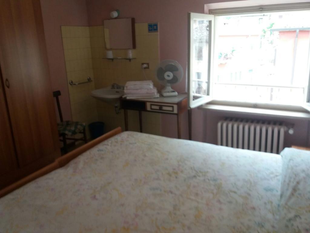 Albergo Alla Rocca Garda  Kültér fotó